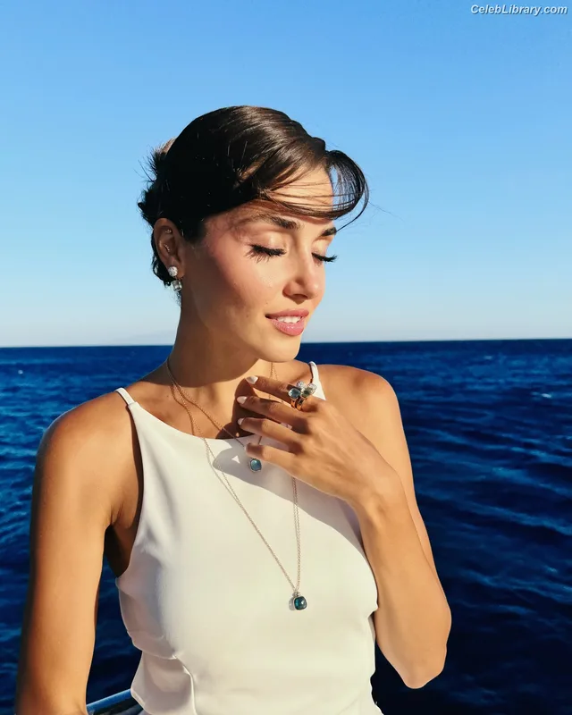 Hande Ercel photo 6 of 434