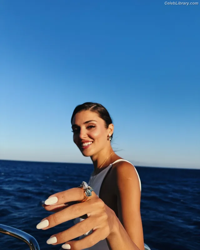 Hande Ercel photo 9 of 434