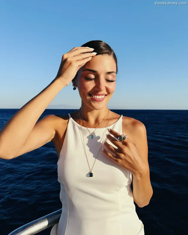 Hande Ercel photo 10 of 434