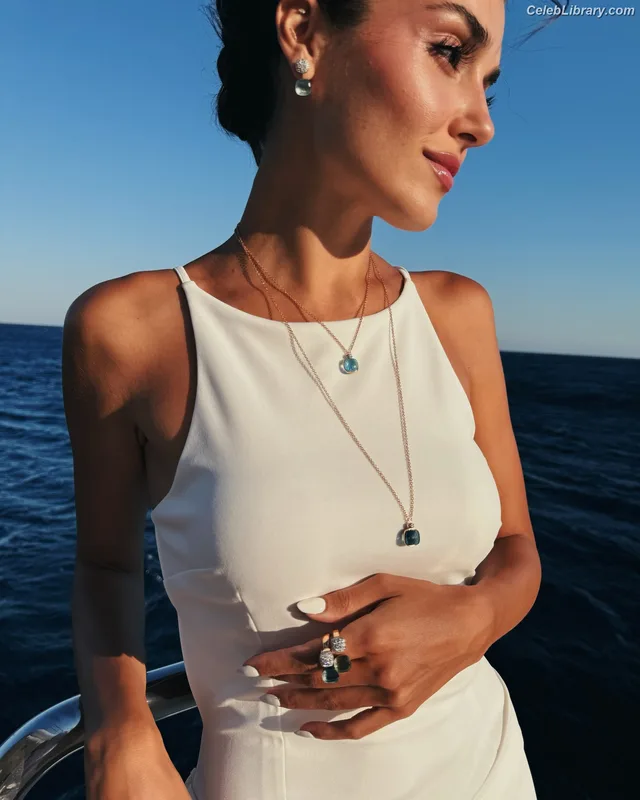 Hande Ercel photo 12 of 434