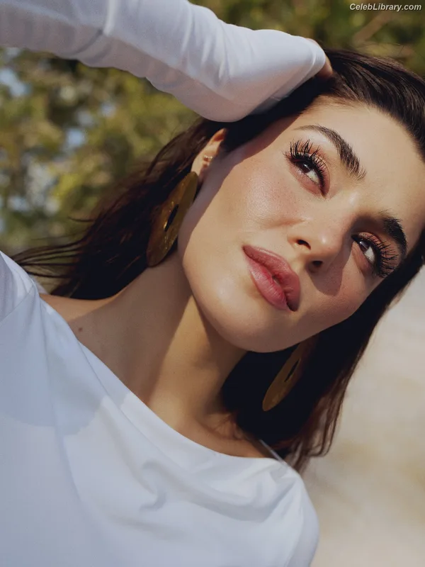 Hande Ercel photo 20 of 434