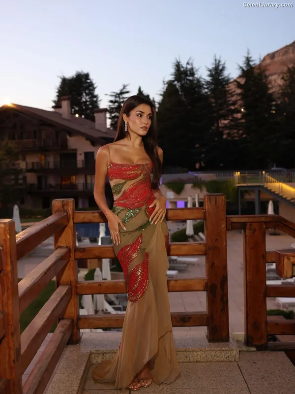 Hande Ercel photo 10 of 434
