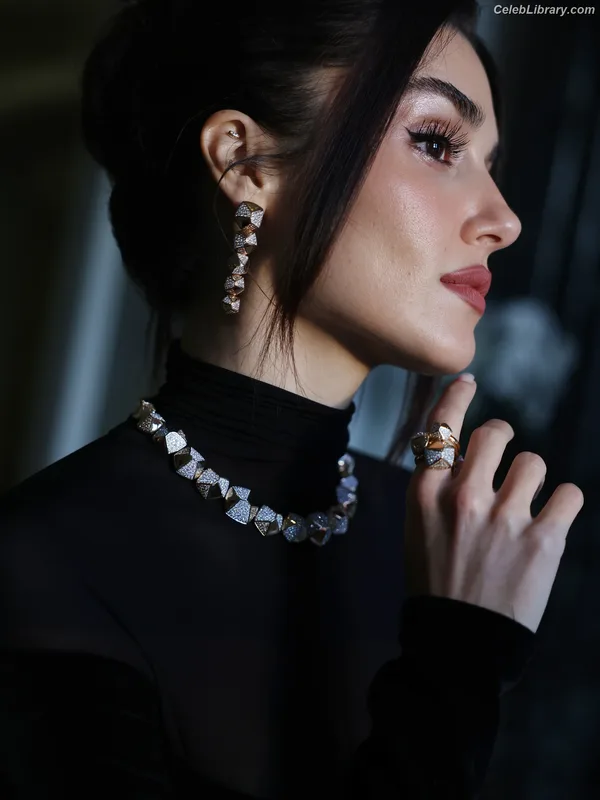 Hande Ercel photo 13 of 434