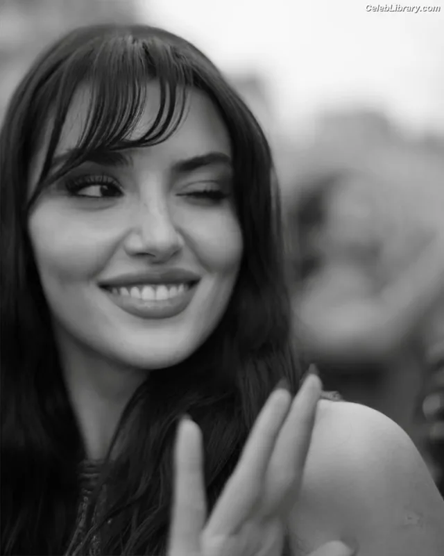Hande Ercel photo 9 of 434