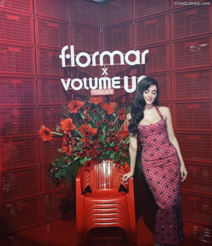 Hande Ercel photo 17 of 434