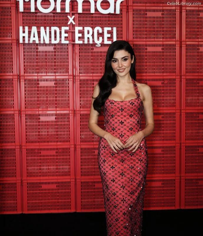 Hande Ercel photo 18 of 434