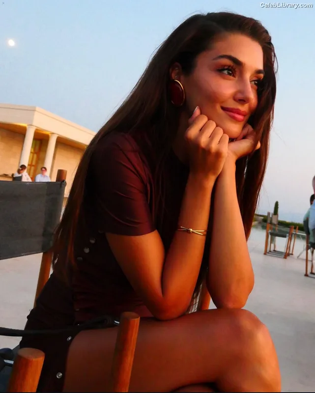 Hande Ercel photo 4 of 434