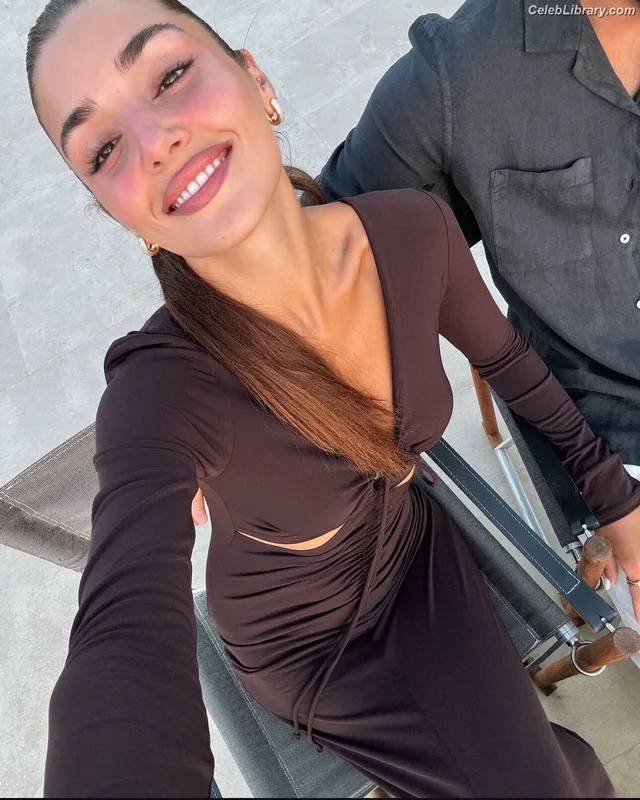 Hande Ercel photo 5 of 434