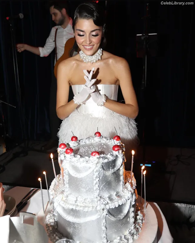 Hande Ercel photo 20 of 434