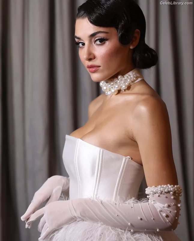 Hande Ercel photo 22 of 434