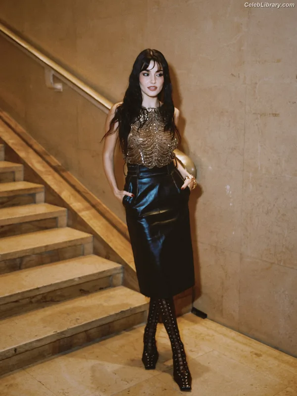 Hande Ercel photo 13 of 434