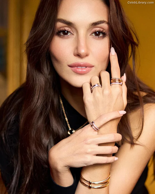 Hande Ercel photo 21 of 434