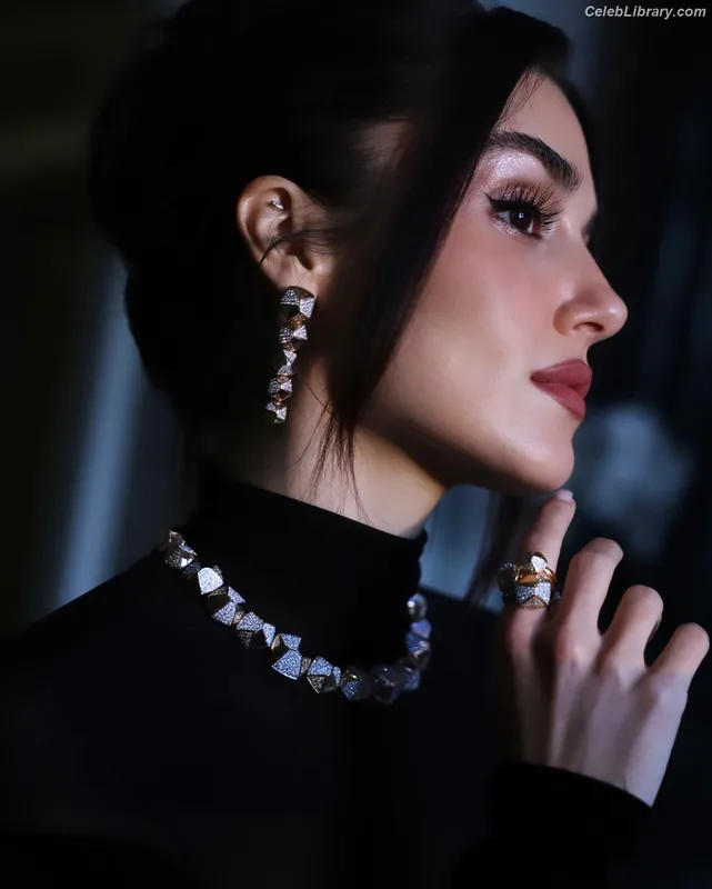 Hande Ercel photo 24 of 434