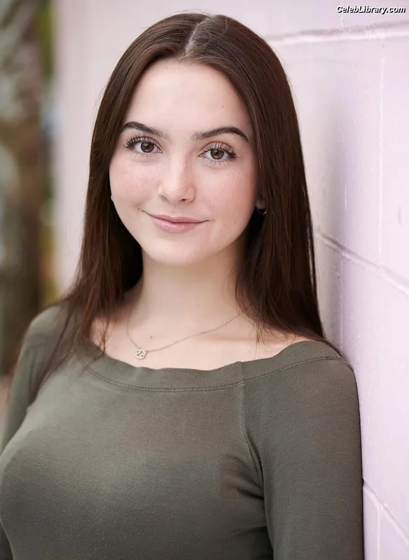 Hannah Cheramy photo 6 of 137