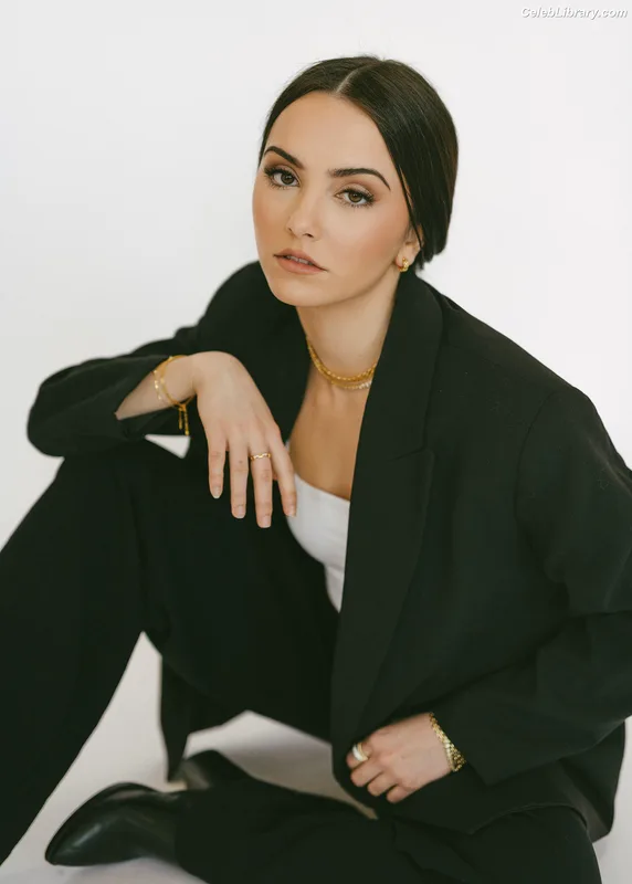 Hannah Cheramy photo 5 of 137