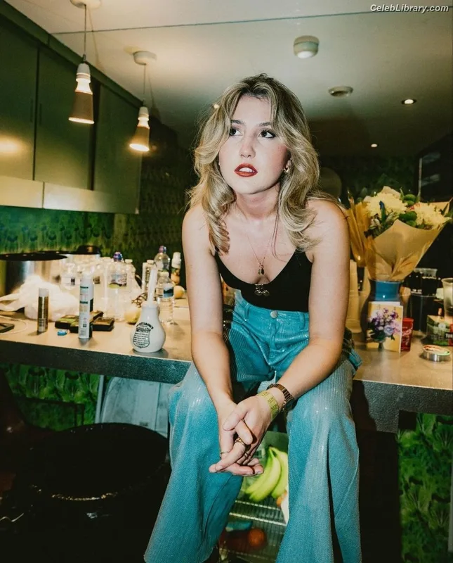 Hannah Grae photo 2 of 10