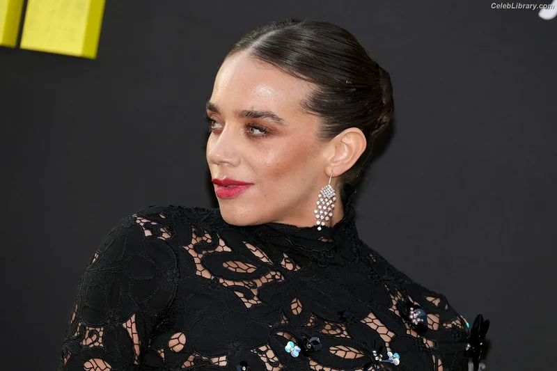 Hannah John-Kamen photo 8 of 505
