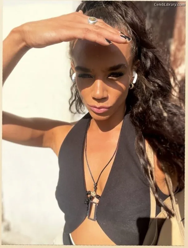 Hannah John-Kamen photo 5 of 505
