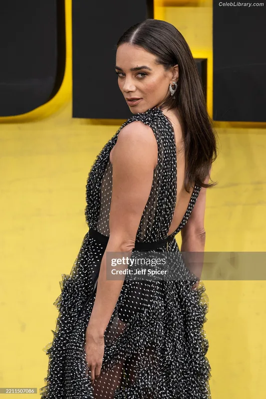 Hannah John-Kamen photo 1 of 505