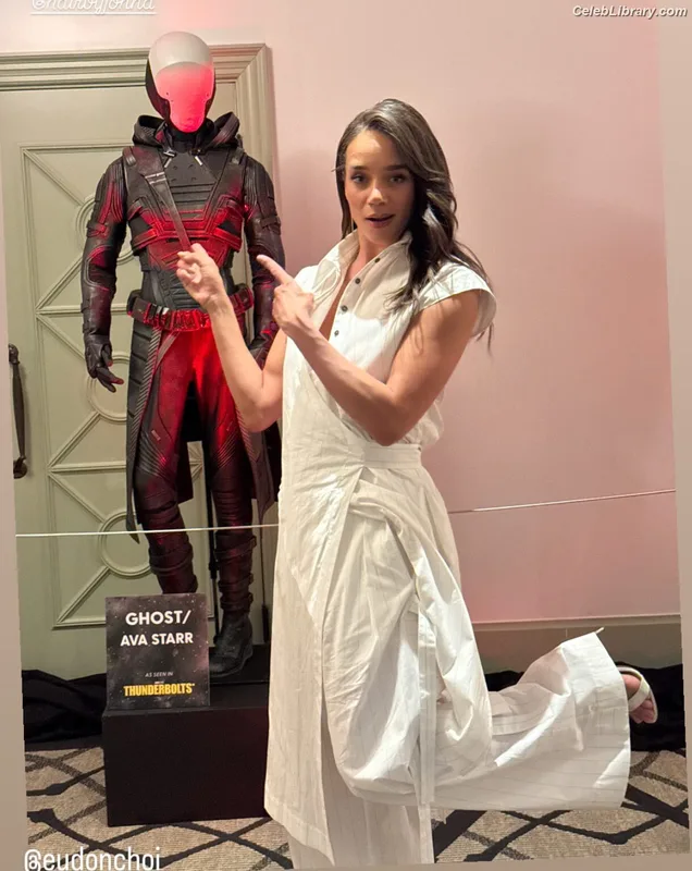 Hannah John-Kamen photo 1 of 505
