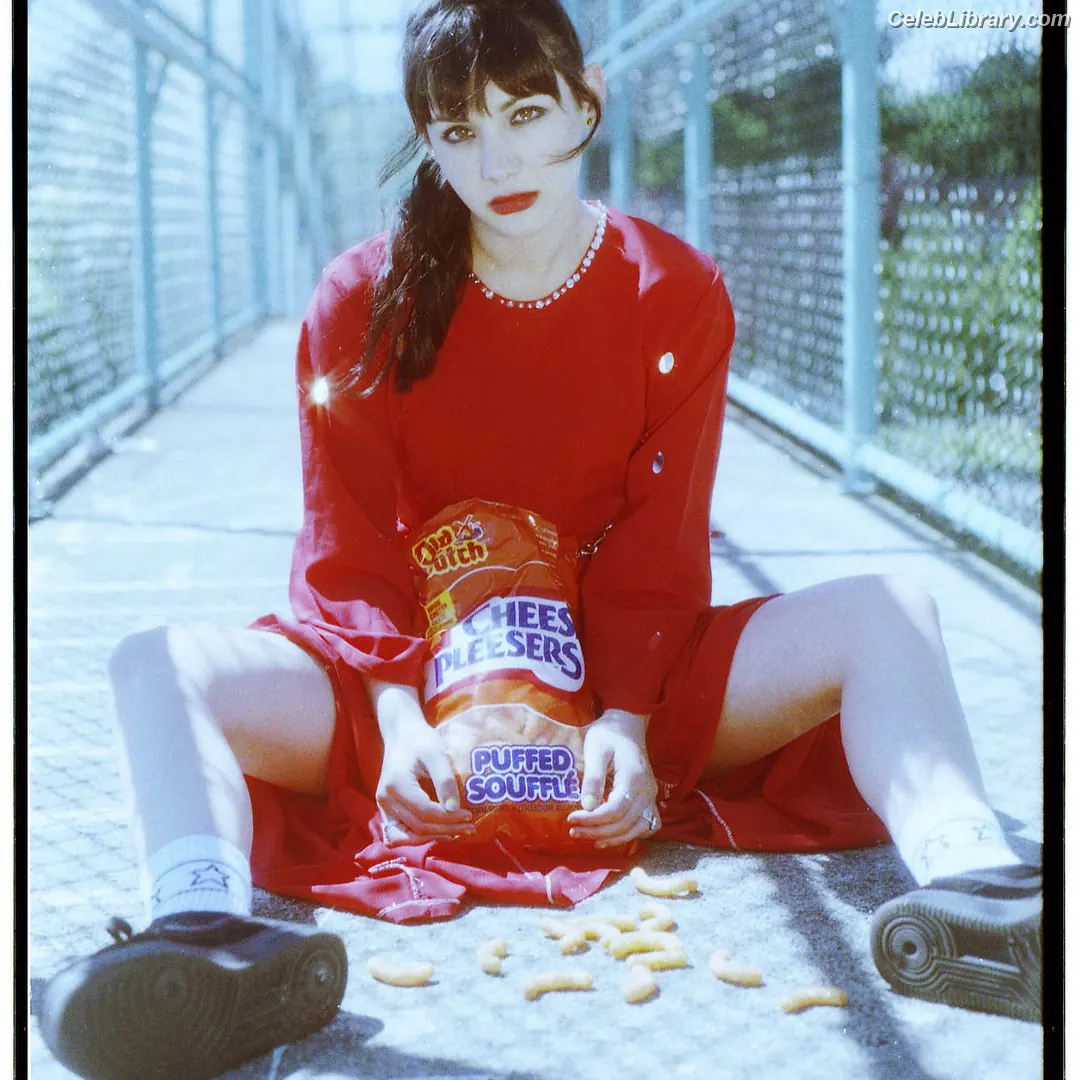 Hannah Marks photo 7 of 71