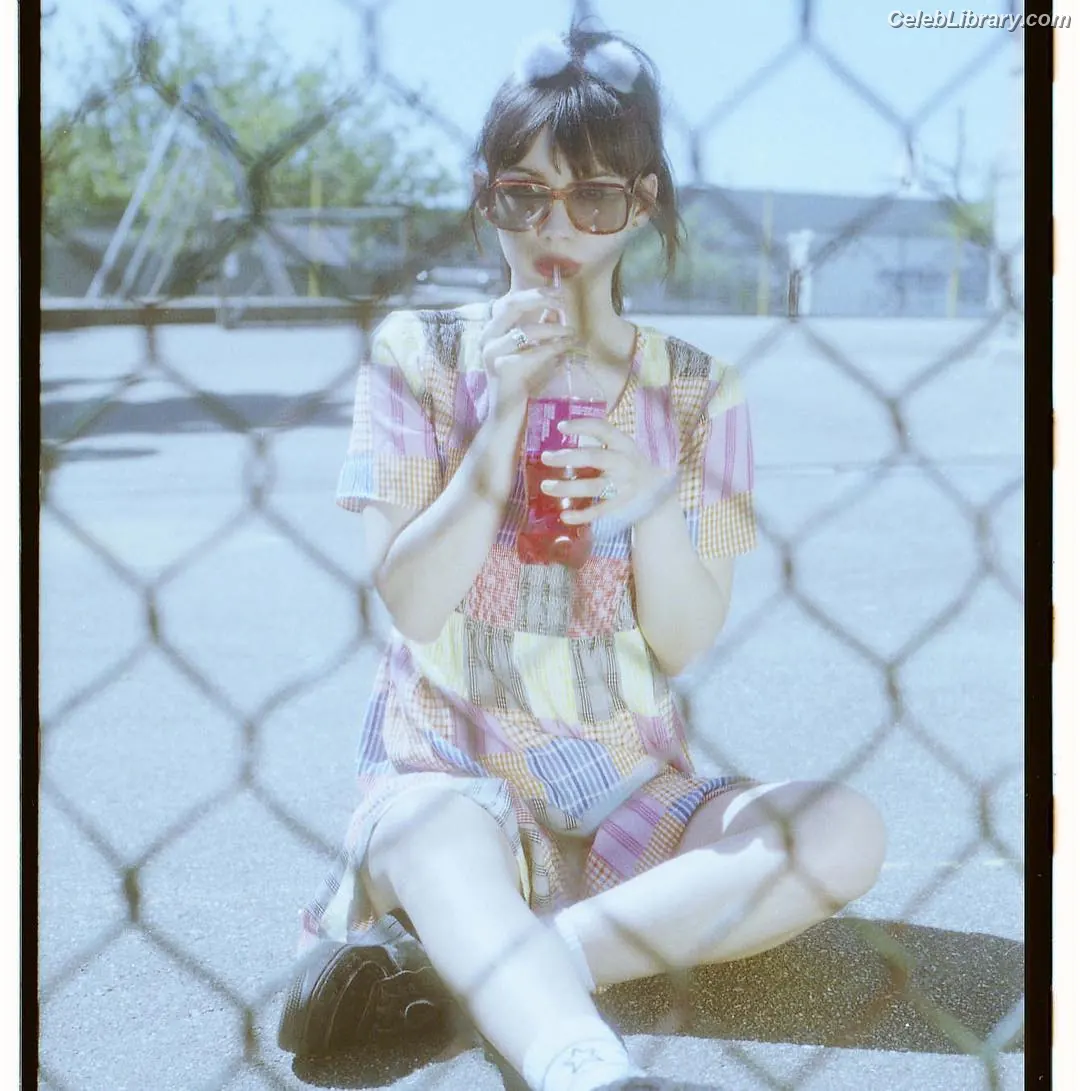 Hannah Marks photo 9 of 71