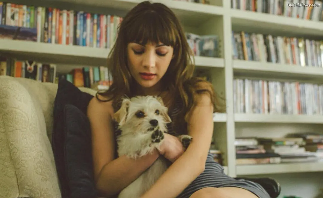 Hannah Marks photo 7 of 71