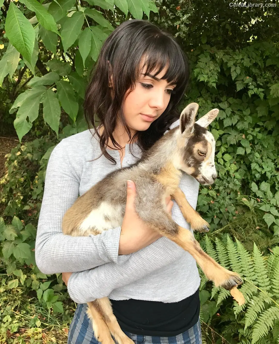 Hannah Marks photo 8 of 71