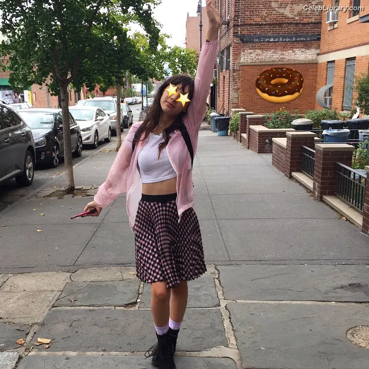 Hannah Marks photo 17 of 71