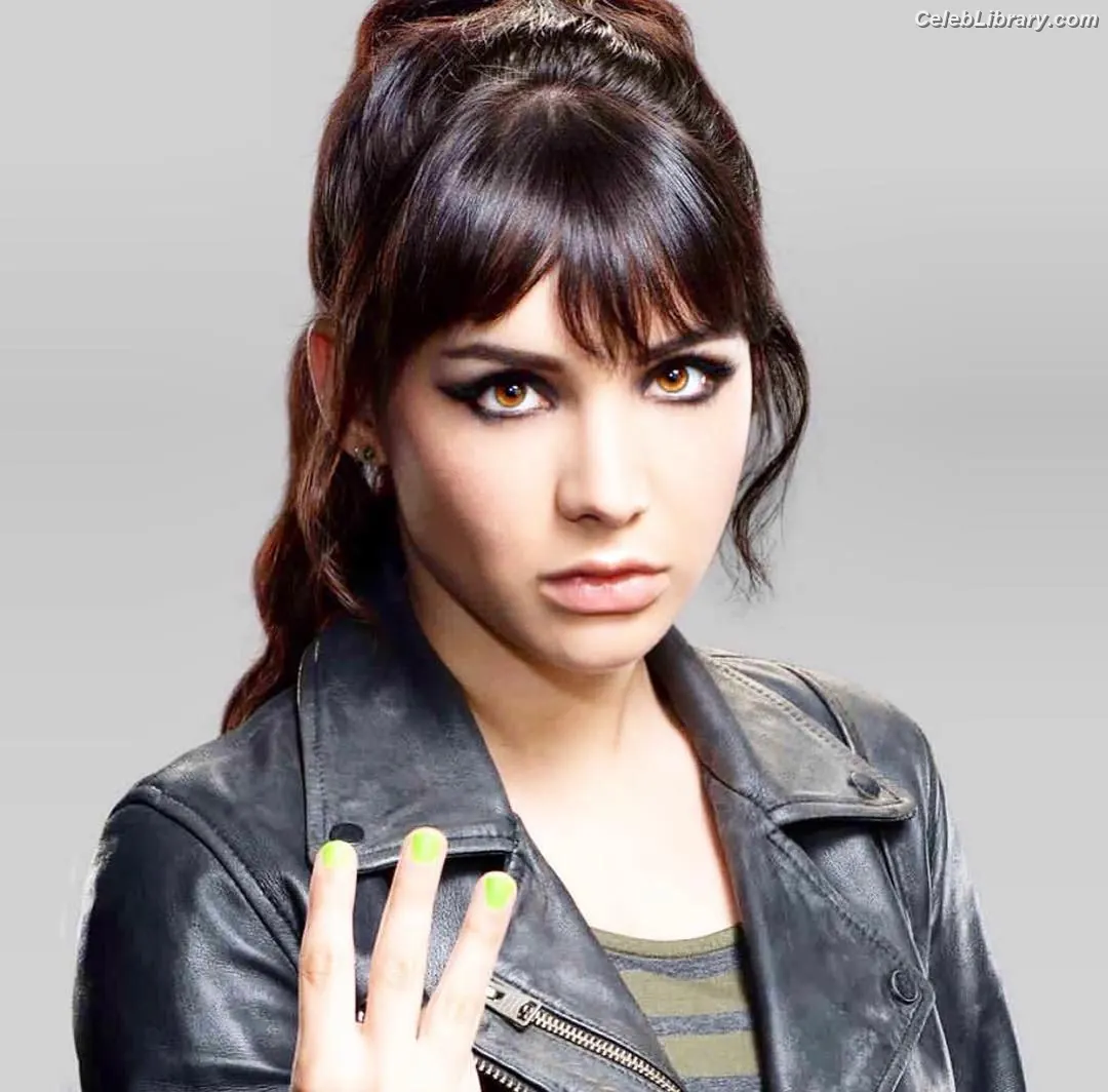 Hannah Marks photo 22 of 71