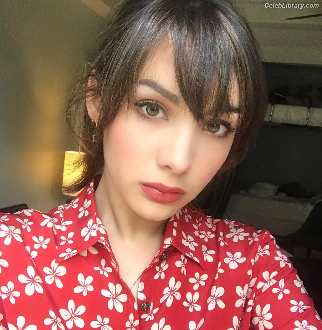 Hannah Marks photo 24 of 71