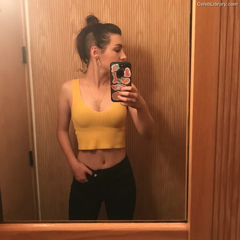Hannah Marks photo 1 of 72