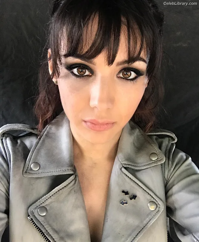 Hannah Marks photo 2 of 72