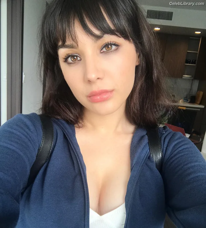 Hannah Marks photo 3 of 72