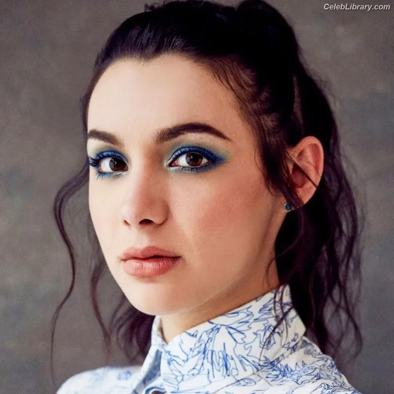Hannah Marks photo 4 of 72