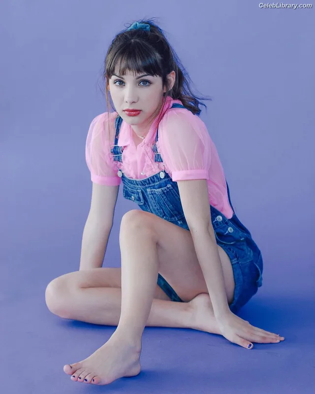 Hannah Marks photo 6 of 72
