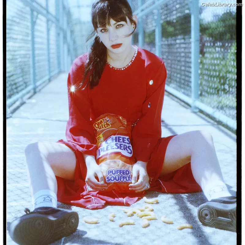 Hannah Marks photo 7 of 72