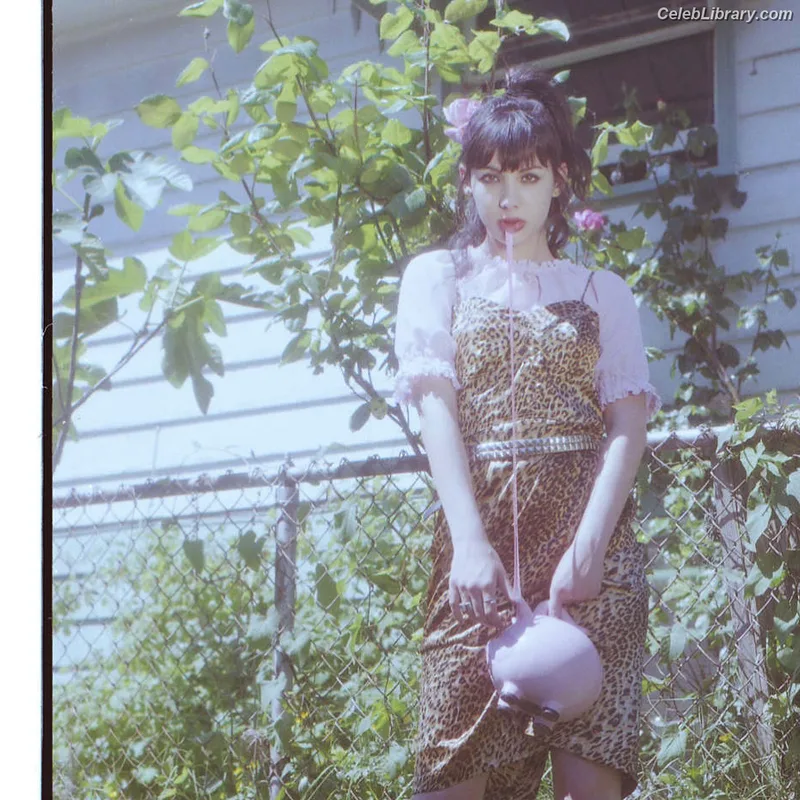 Hannah Marks photo 8 of 72