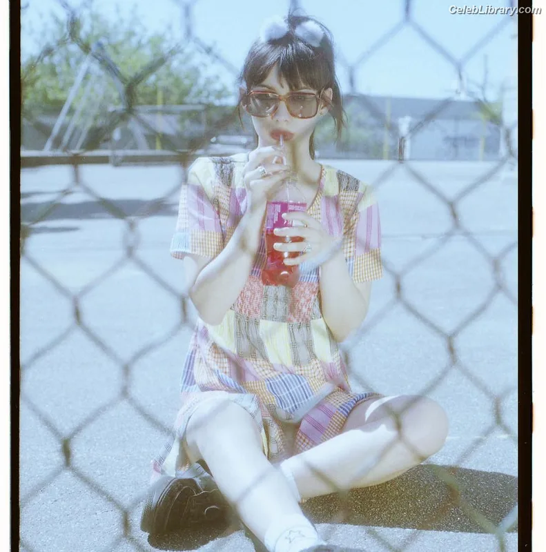 Hannah Marks photo 9 of 72