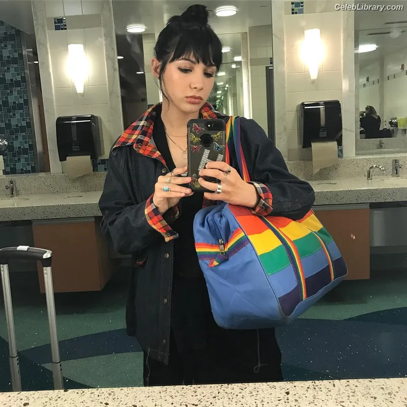 Hannah Marks photo 10 of 72