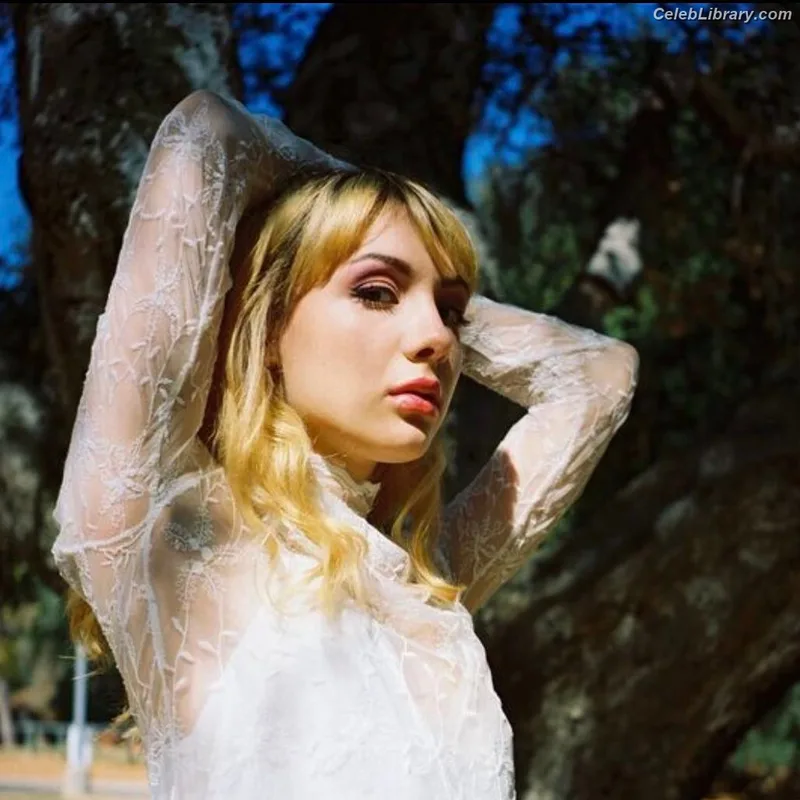 Hannah Marks photo 13 of 72