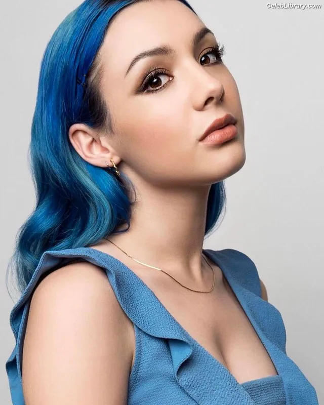 Hannah Marks photo 14 of 72