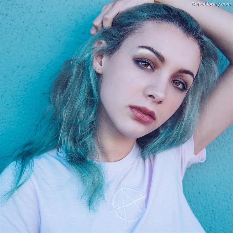 Hannah Marks photo 16 of 72