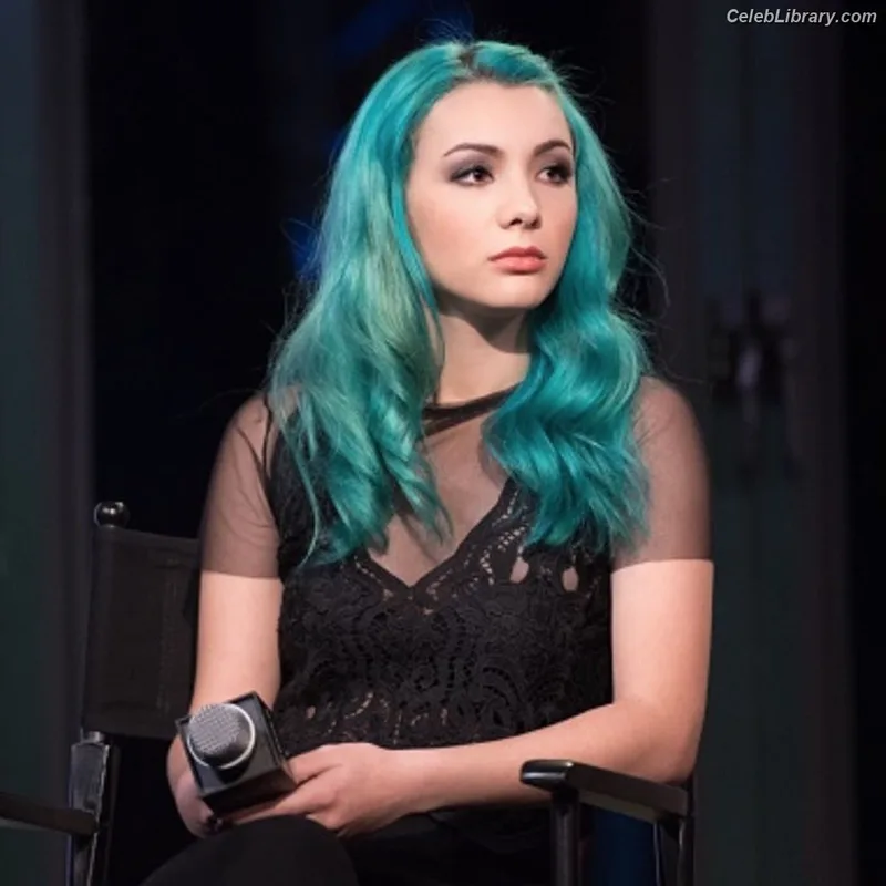 Hannah Marks photo 17 of 72