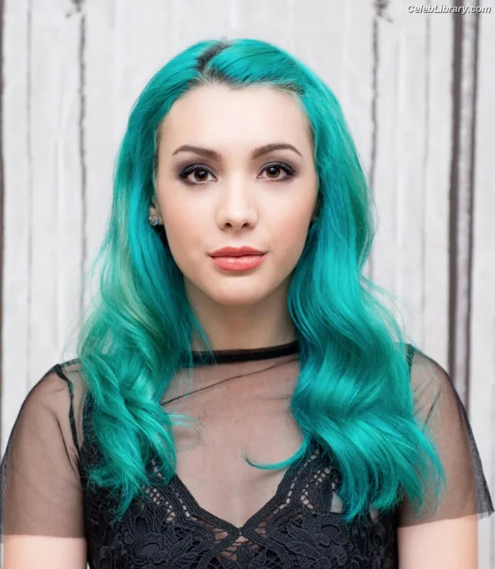 Hannah Marks photo 18 of 72