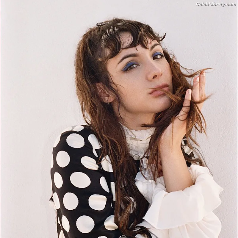 Hannah Marks photo 19 of 72