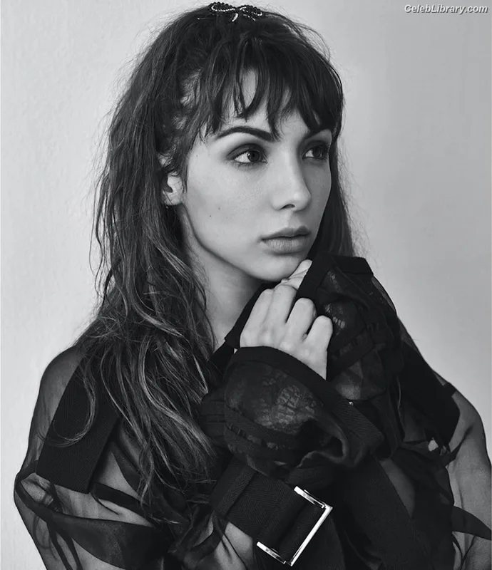 Hannah Marks photo 20 of 72