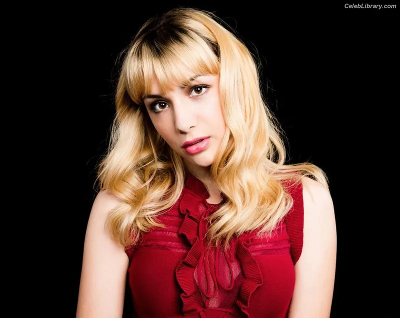 Hannah Marks photo 21 of 72