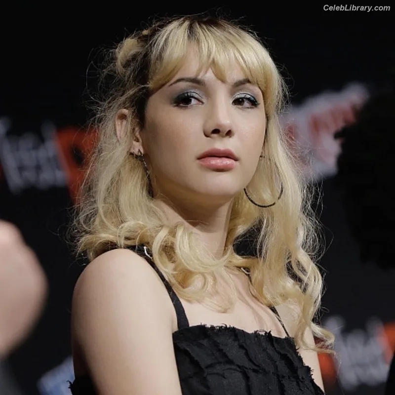 Hannah Marks photo 22 of 72
