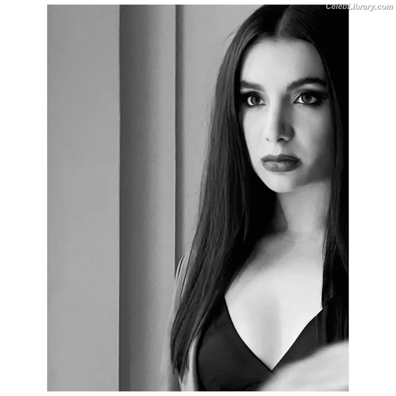 Hannah Marks photo 24 of 72